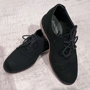 Kenneth Cole Navy Brogue Winged Boys size 1 dress shoe